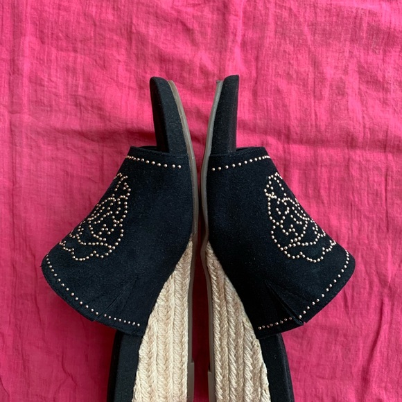 Taryn Rose Harriet Mule (Size: 7B) Black with Gold embellishment in Rose design - Picture 2 of 7